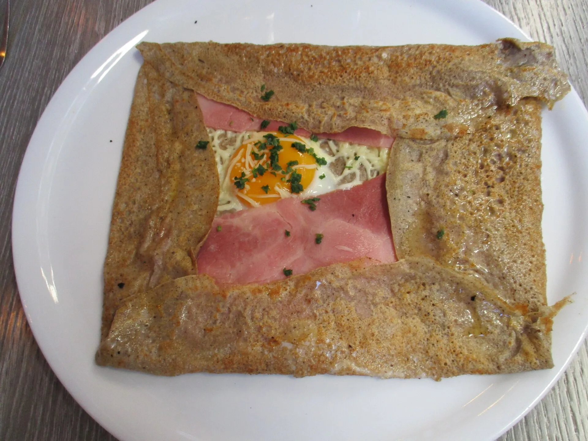 Une galette complète : œuf, jambon, fromage