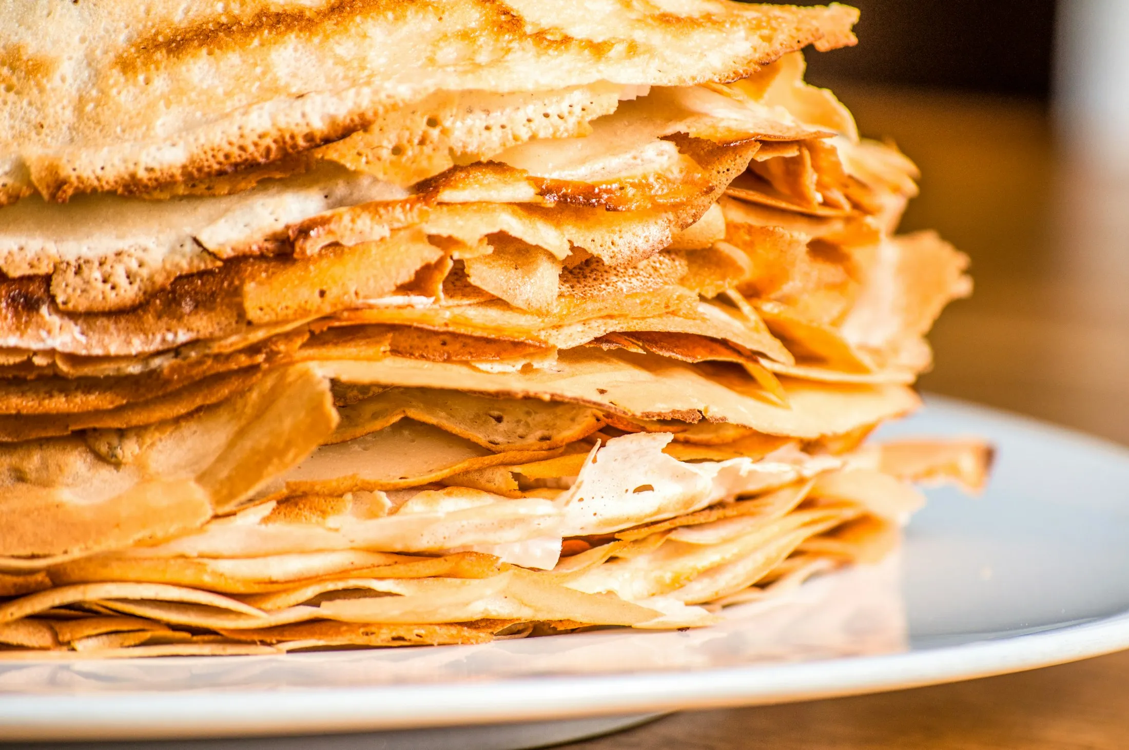 Une pile de crêpes au caramel